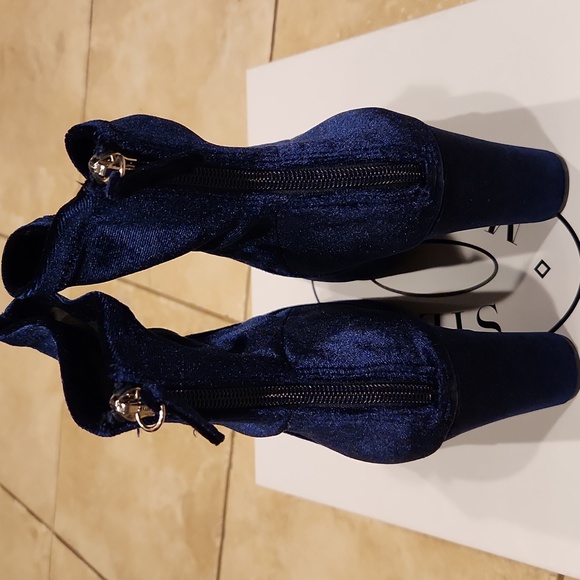 NWT Steve Madden Brisk Velvet Booties - Picture 4 of 4
